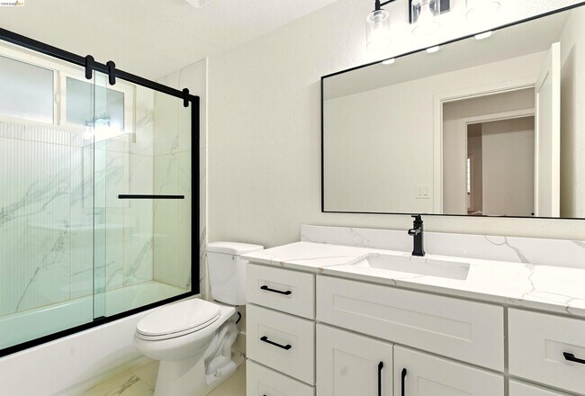 Building Photo - 11 Paddock Ct