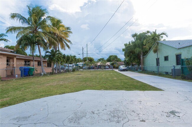 Building Photo - 227 SW 30th Ave