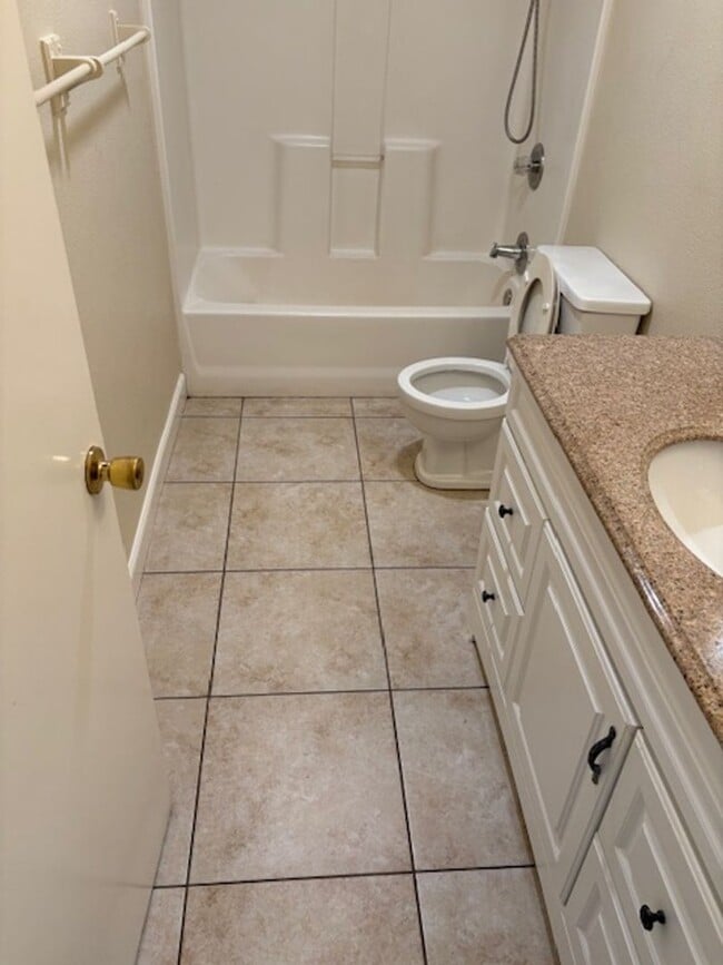 Building Photo - Single story, 3 bed 1.5 bath home.