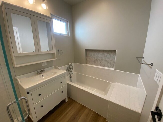 Building Photo - Pacific Grove Cottage!