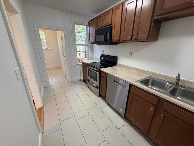 Building Photo - Spacious 3 Bedroom Townhome in Historic Ed...