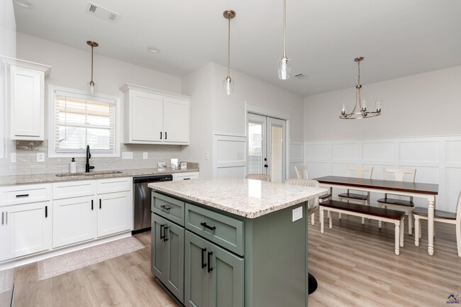 Building Photo - 210 Saraland Trl