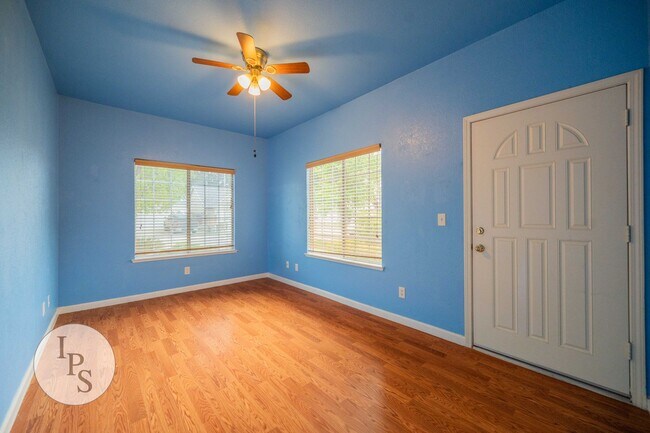 Building Photo - SOLAR!!!!  Fresno NorthEast Home, 4BR/2.75...
