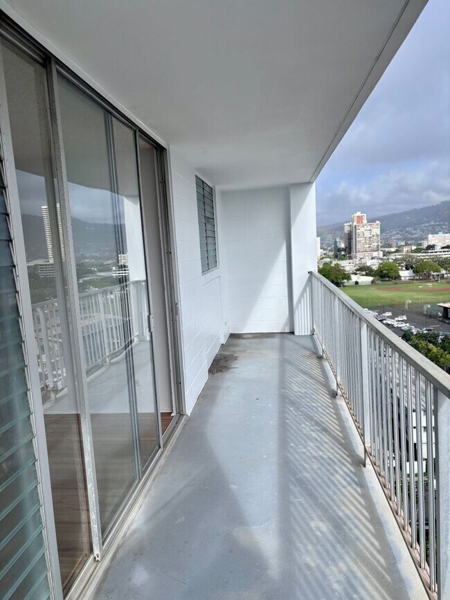 Building Photo - Available Now : 1 bedroom, 1 bath with 1 assigned parking stall in Summer Ville