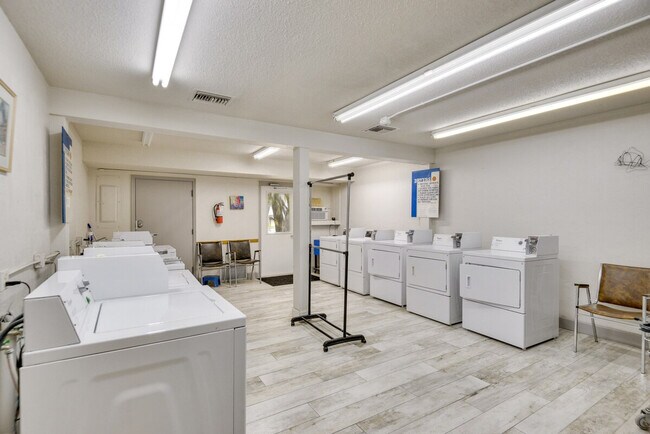 Building Photo - 3800 Saxon Dr