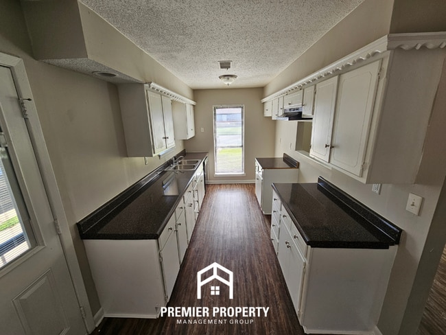 Building Photo - Move-In Ready 3BR Gem in Memphis - Cozy Fireplace, Tile Dining & Private Yard