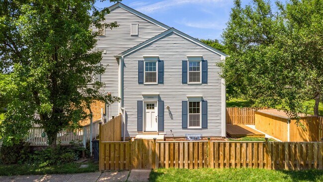 Building Photo - 3 Bed 2.5 Bath - Gaithersburg Townhome - Completely Renovated