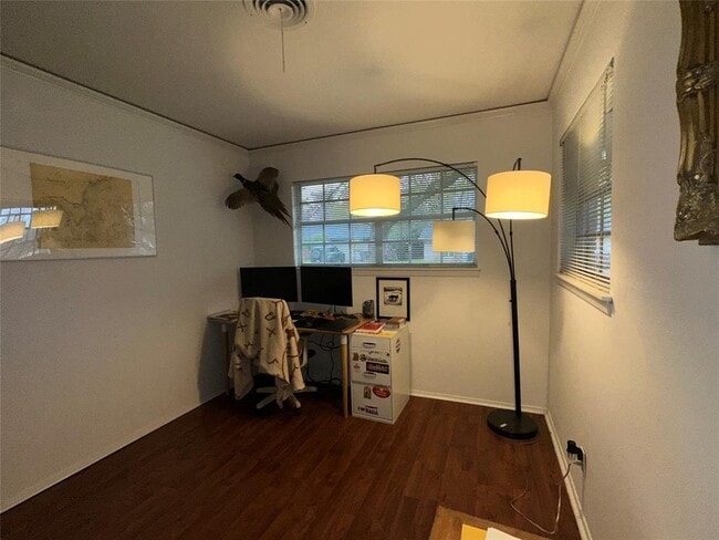 Building Photo - 1908 Pompton Dr