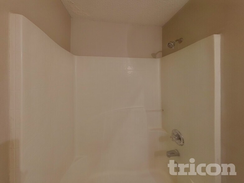 Building Photo - 7052 Ravenwood Ln