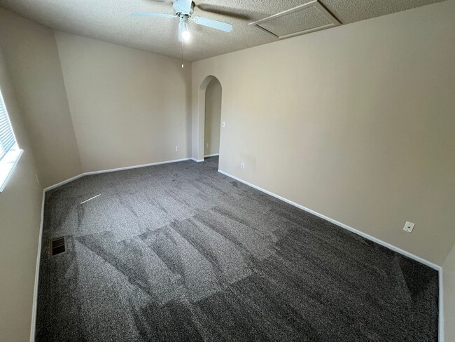 Building Photo - 3 bed/2.5 bath Available now! Milestone RES