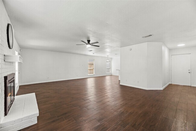 Building Photo - 15362 Meadow Village Dr