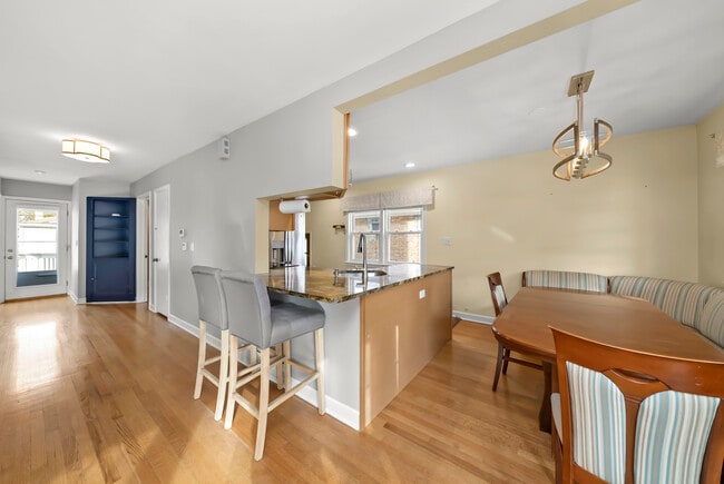 Building Photo - 7432 W Ainslie St