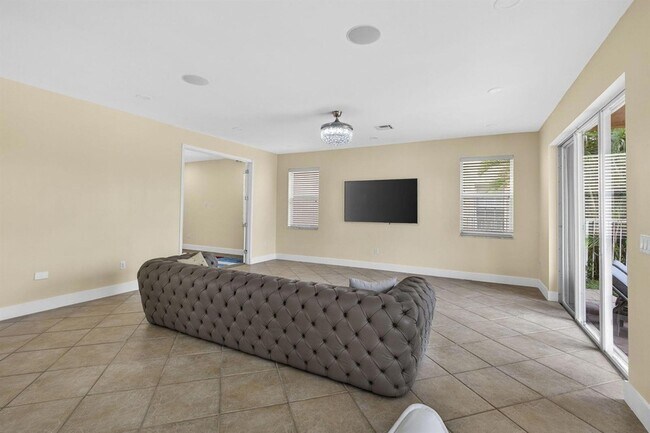 Building Photo - 1724 Annandale Cir