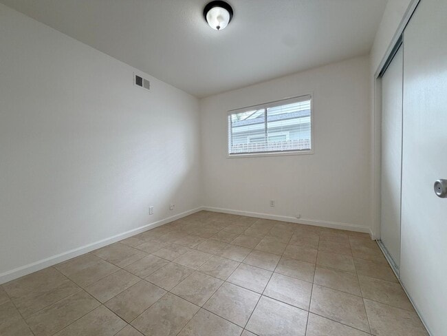 Building Photo - Experience the perfect blend of comfort and convenience