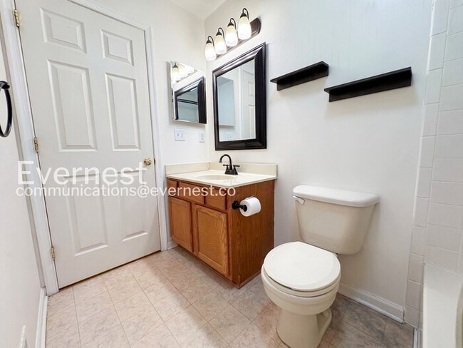 Building Photo - 3 Bed/2 Bath Townhome with Garage / Pet-Friendly / Vouchers Accepted / Available Now!
