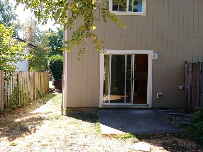 Building Photo - 617 NW 9th Ave