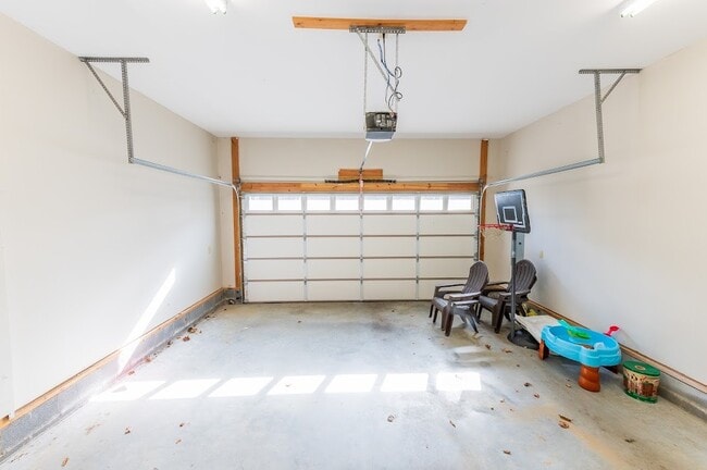 Building Photo - 211 Spicewood Dr