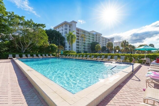 Building Photo - 3050 N Palm Aire Dr