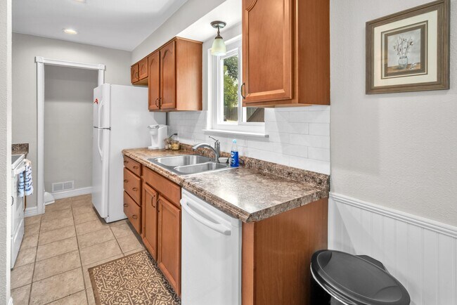 Building Photo - 1025 Parkview Dr