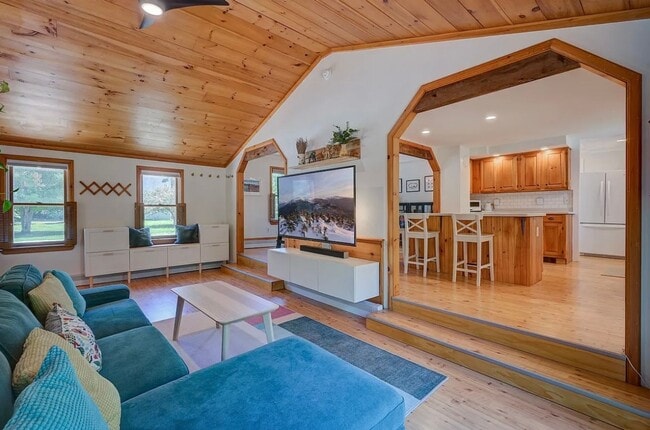 Building Photo - For Rent: Charming 3-Bedroom Home in Bartl...