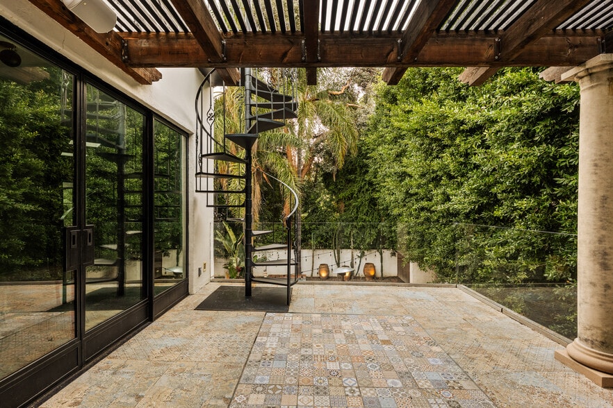 Building Photo - 4909 Woodley Ave