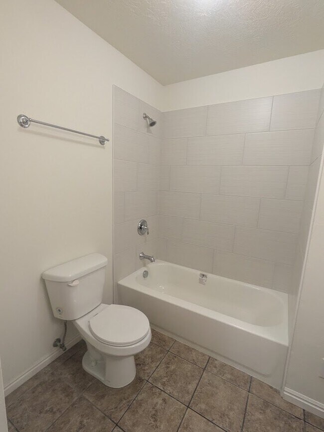 Building Photo - 564 S Goosenest Dr