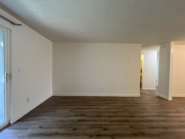 Building Photo - Spacious Corner Apartment with Three Bedrooms, Open Living Space & Modern Kitchen