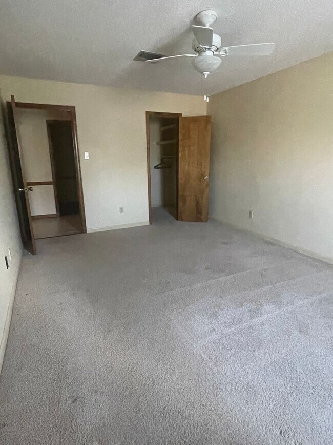 Building Photo - Two Bedroom Townhouse Near the Cajundome!