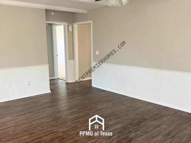 Building Photo - 10904 N Linn Ave