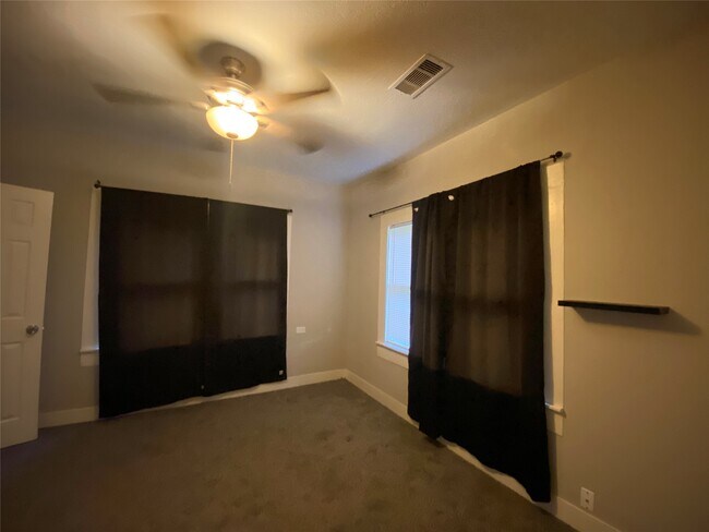 Building Photo - 121 Parker Ln
