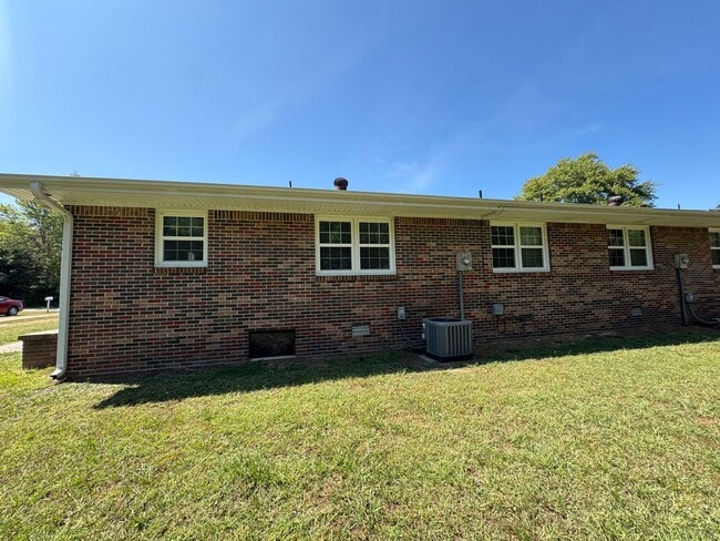 Building Photo - 586 Hutchens Rd