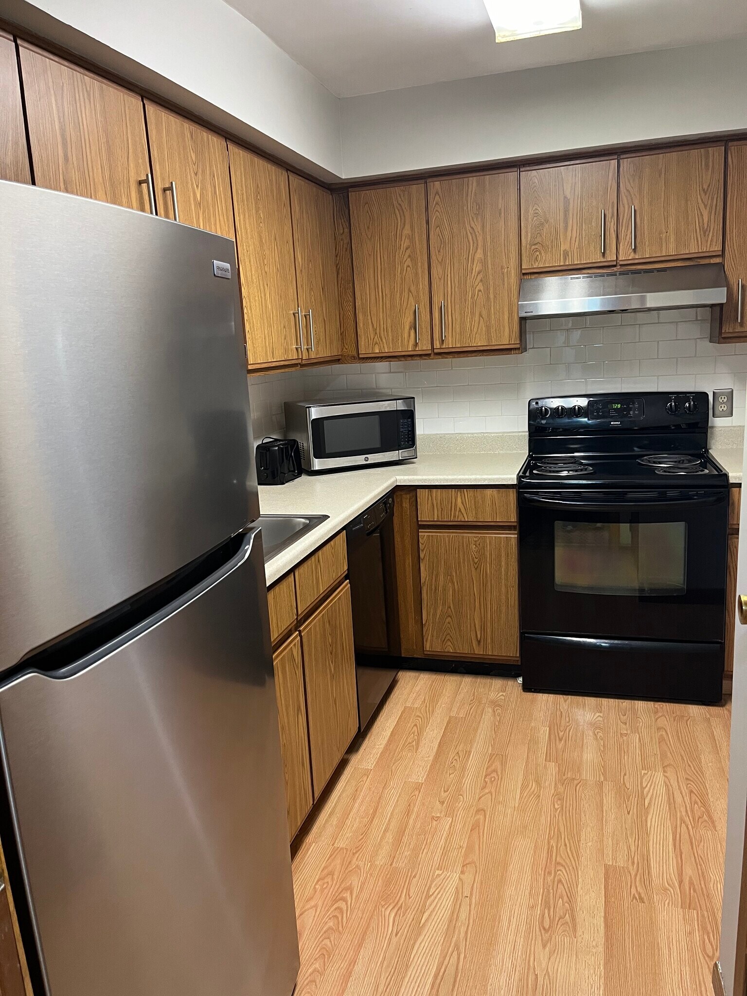 Kitchen - 102 Hartford Ct
