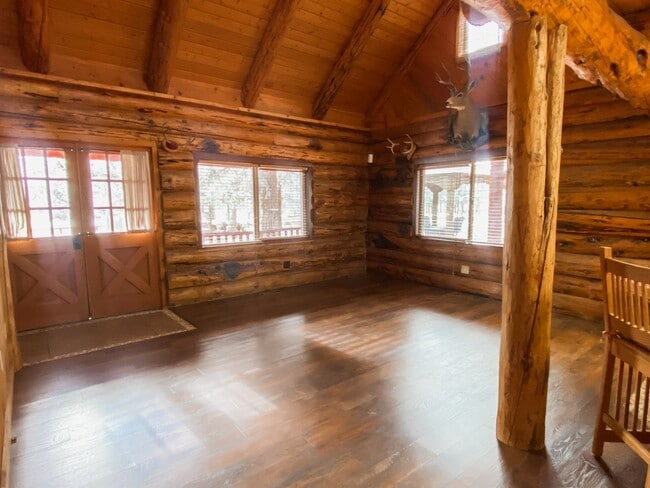 Building Photo - Beautiful Custom Log Home in Squaw Creek C...