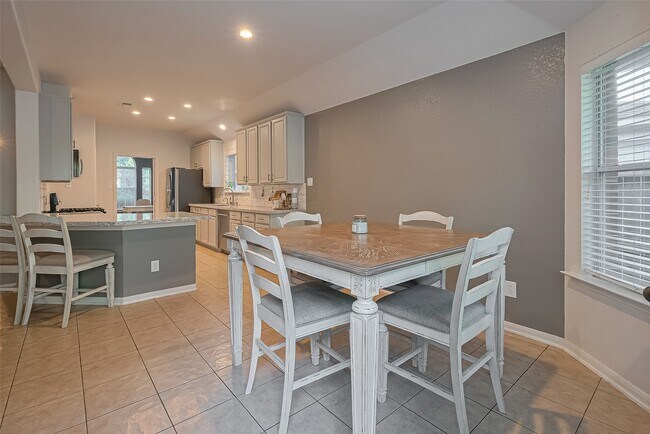 Building Photo - 119 Genesee Ridge Dr