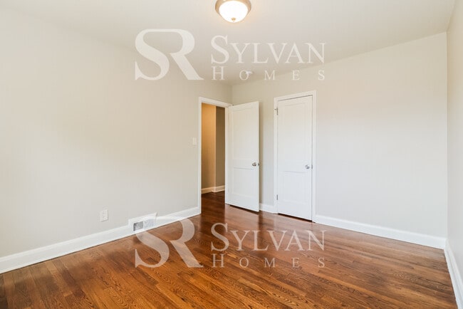 Building Photo - Lovely move-in ready 4-bedroom, 2-bath tow...