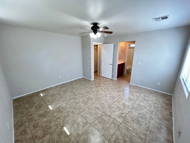 Building Photo - Charming 3 Bed/3Bath, 2-Story Home nestled...