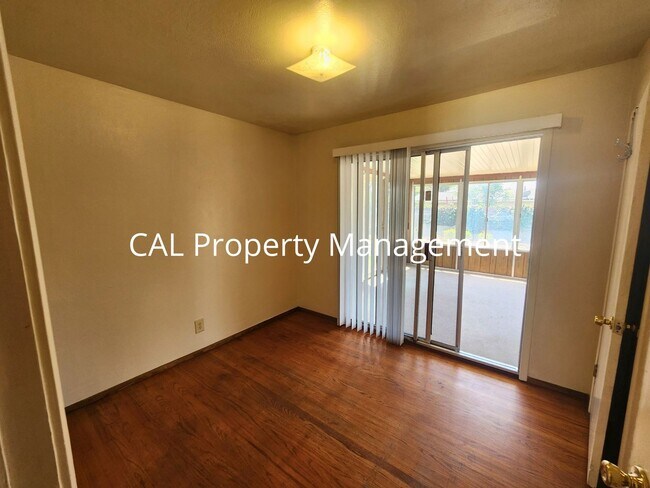 Building Photo - 430 E Laurel Dr