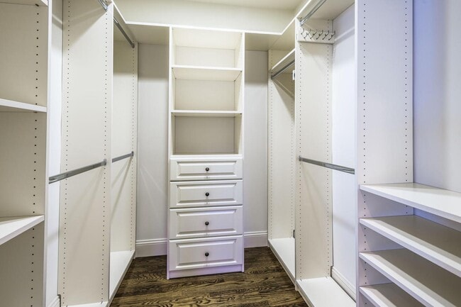 Building Photo - 719 W Poplar Ave