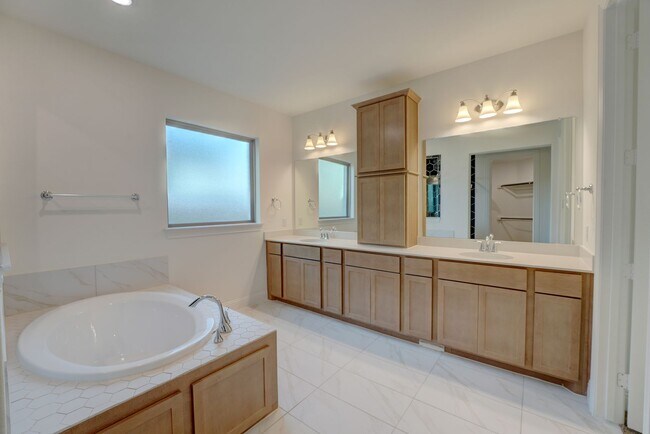 Building Photo - Must See 5 Bed 4.5 Bath in Northlake