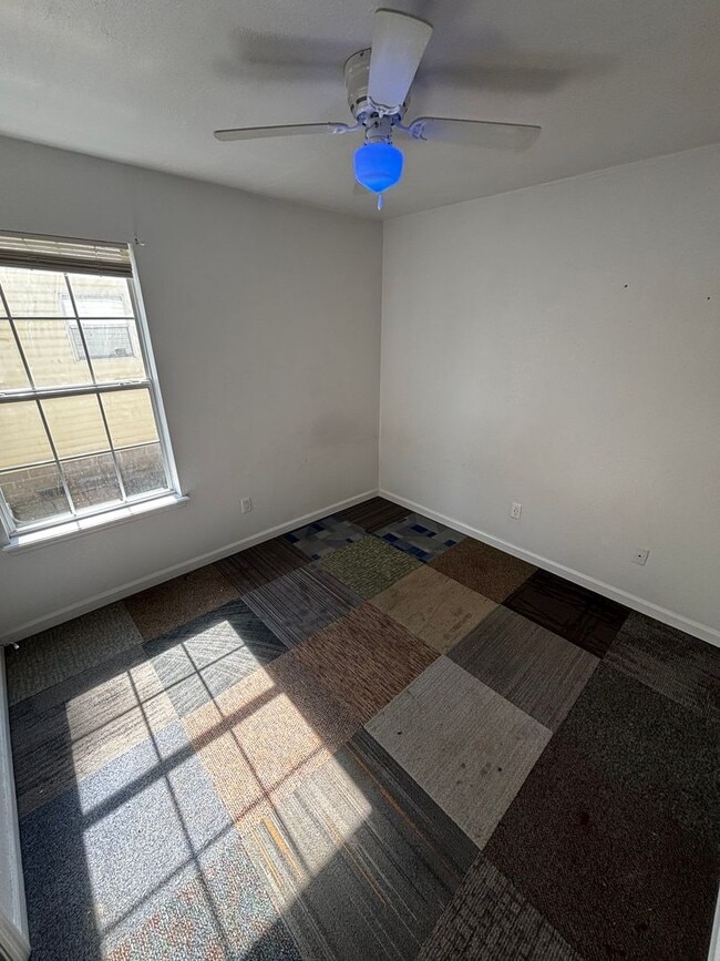 Building Photo - Spacious 4-Bed, 2-Bath Home with Yard and ...