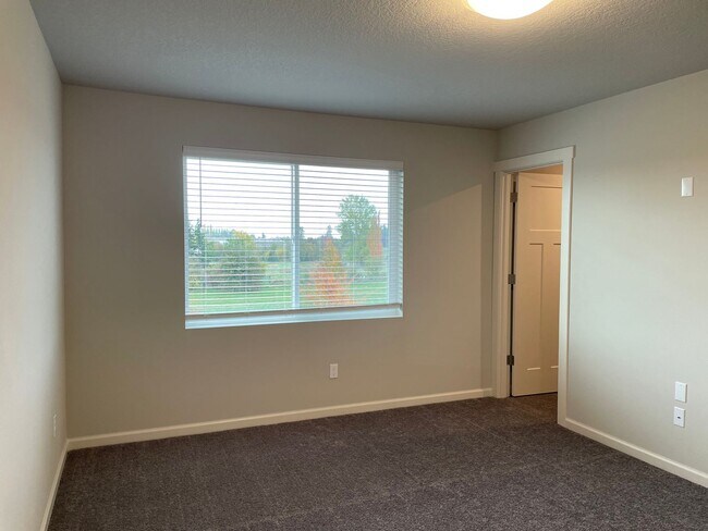 Building Photo - Lovely 4 Bed 2.5 Bath Home! Located near t...