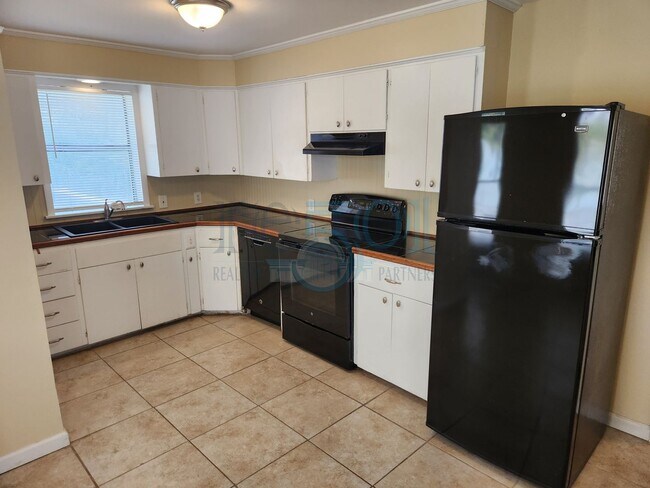 Building Photo - Great Home for UAMS Students