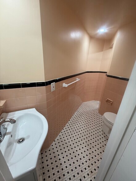 Building Photo - 8 E Woodbound Dr