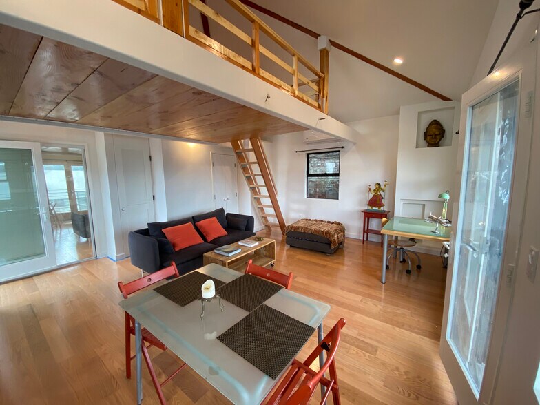 Building Photo - 2118 Kew Dr