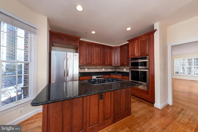 Building Photo - 1308 McLean Crest Ct