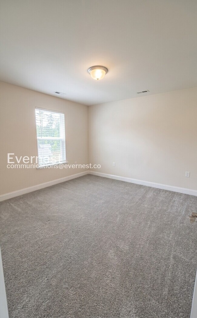 Building Photo - 5 Bed/3 Bath Home with Garage / Pet-Friendly / Available Now!