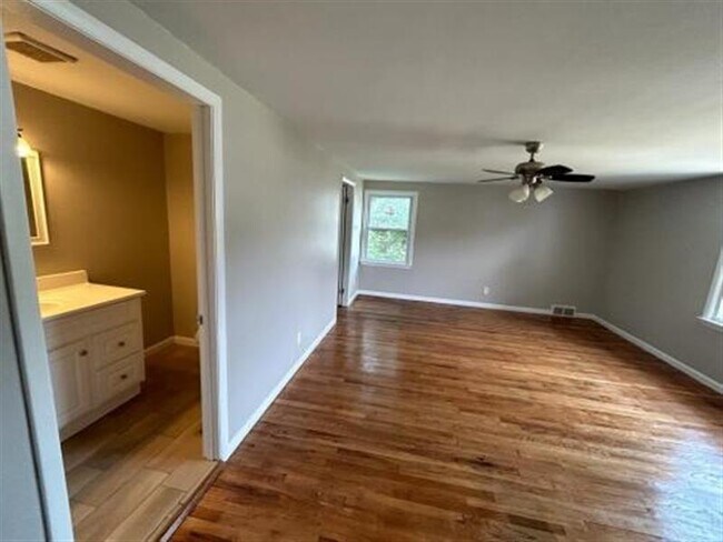 Building Photo - CLEVELAND