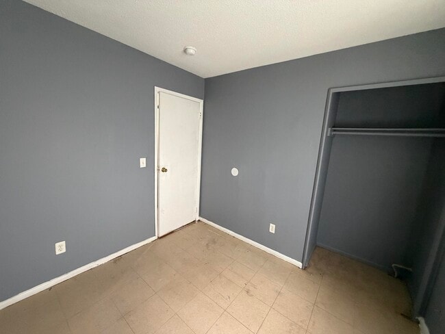 Building Photo - 1003 Shasta-