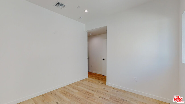 Building Photo - 16012 Cantlay St