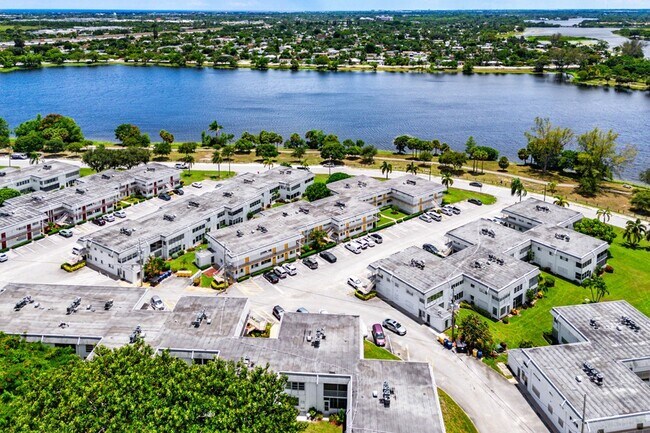 Building Photo - 3120 Lake Osborne Dr